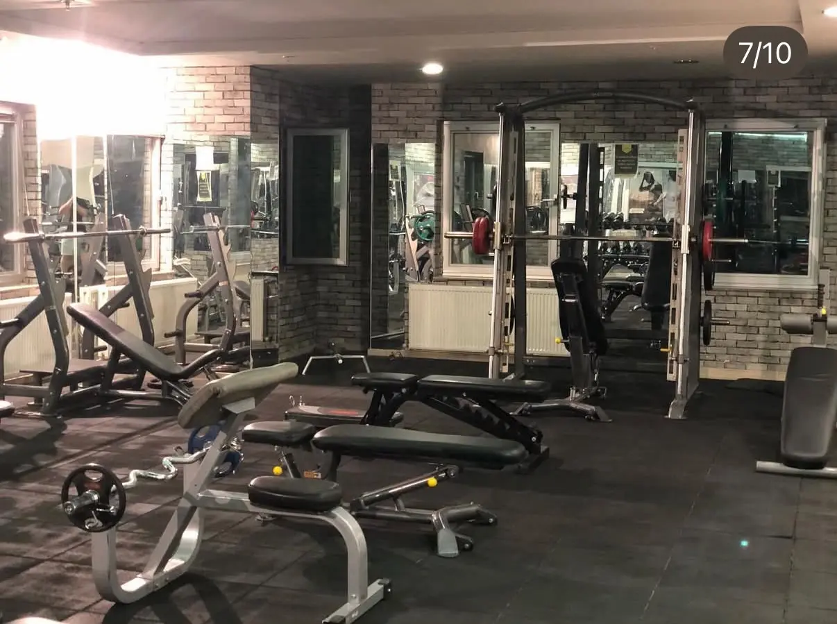 Form Spor ağırlık bankları ve antrenman alanı
