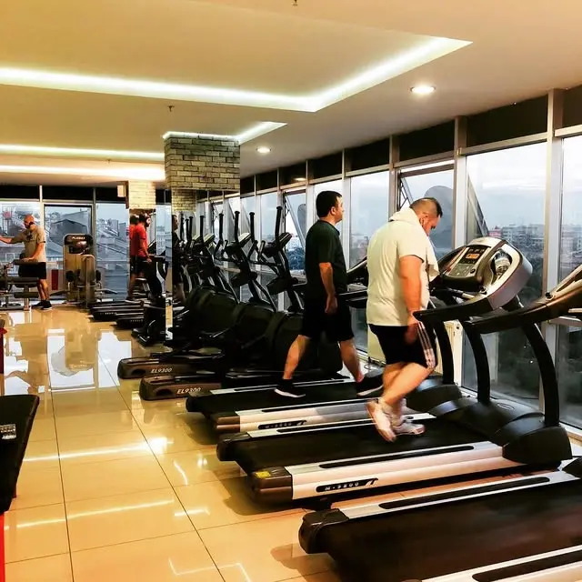 Form Spor kardiyo alanında zayıflama ve kondisyon hedefi için yürüyüş yapan üyeler