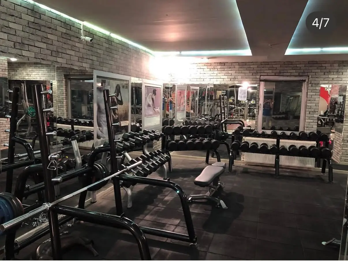 Form Spor serbest ağırlık ve dambıl alanı