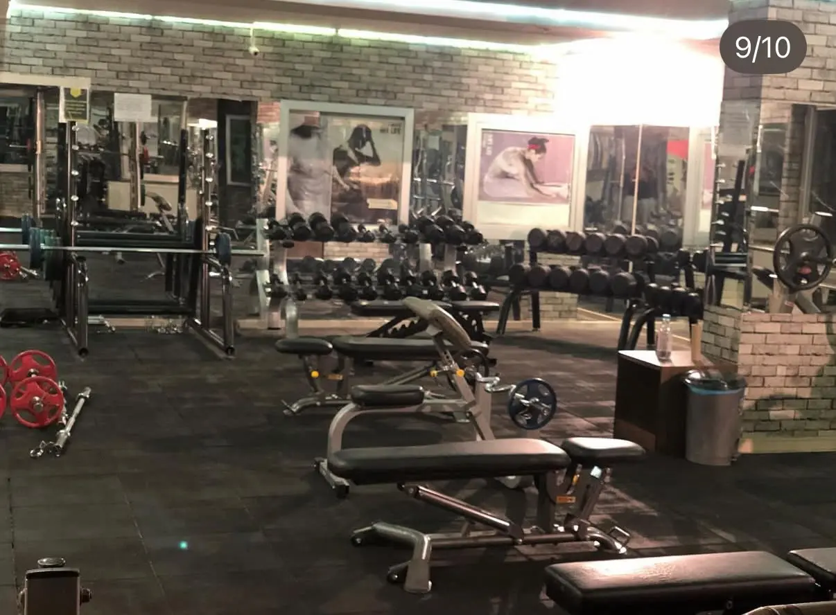 Form Spor serbest ağırlık çalışma alanı