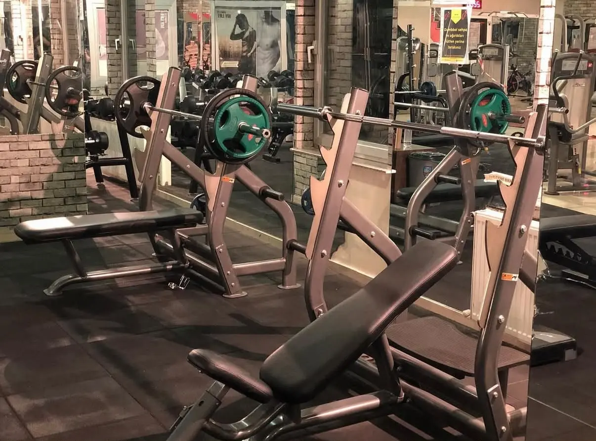 Form Spor serbest ağırlık istasyonları ve banklar